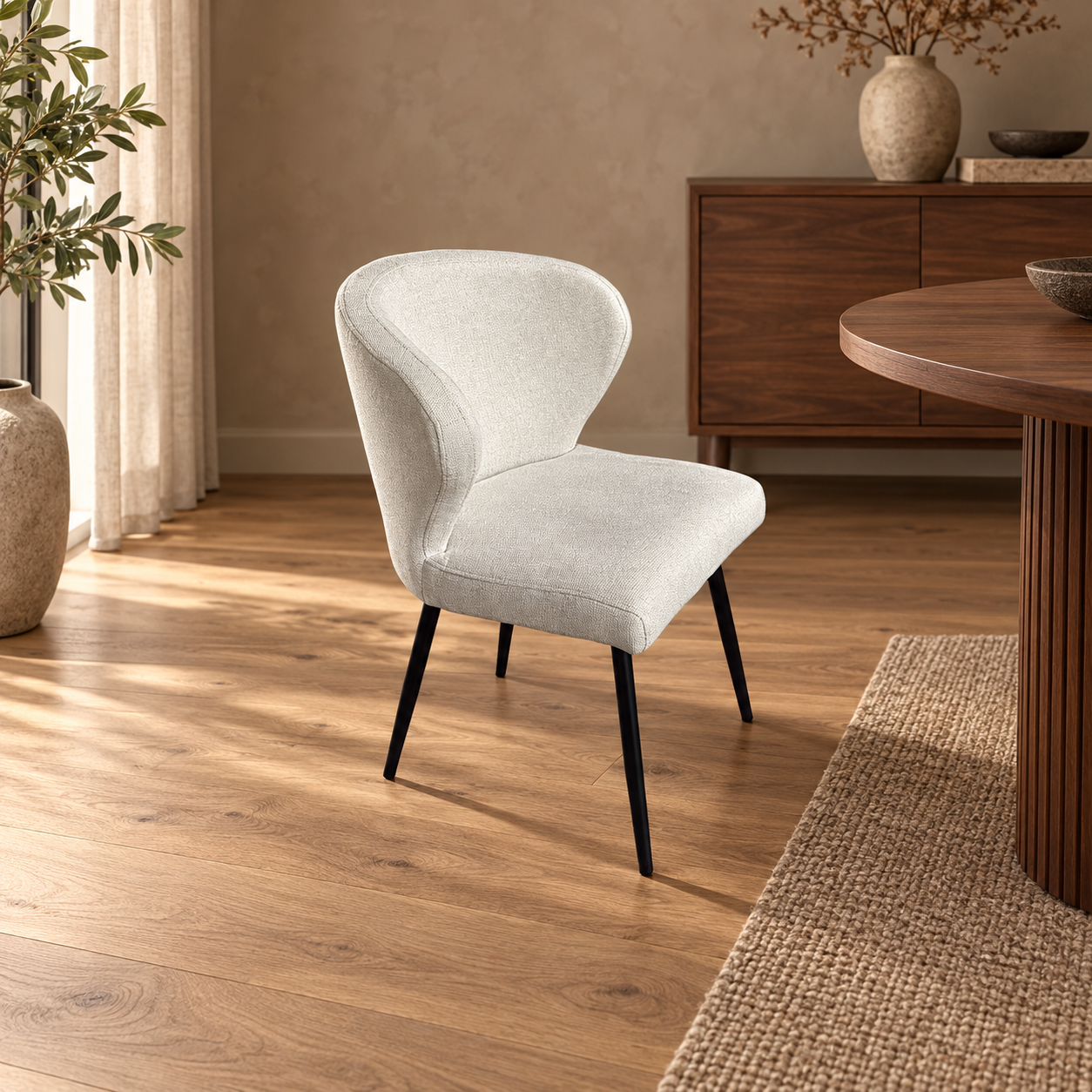 CHAIR KAREN BLACK LEGS + LIGHT TAUPE TEXERE – sfeerimpressie