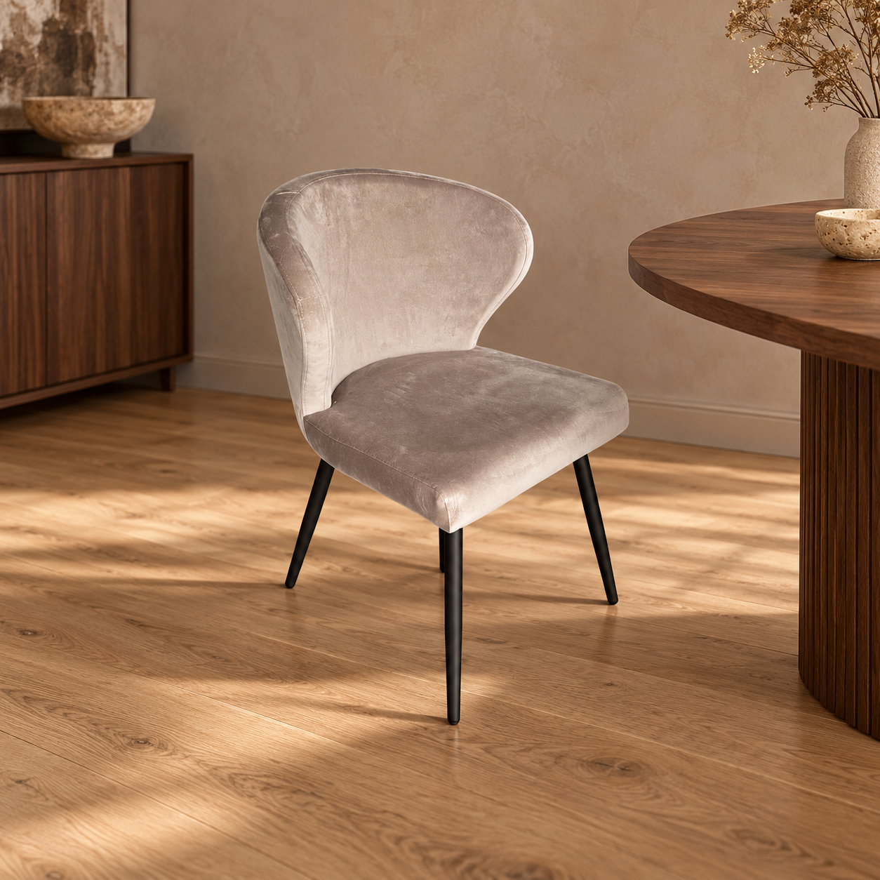 CHAIR KAREN BLACK LEGS + TAUPE FABRIC – sfeerimpressie