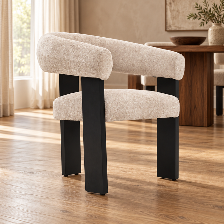 Stoel SARA zwarete poten elegant taupe stof – sfeerimpressie
