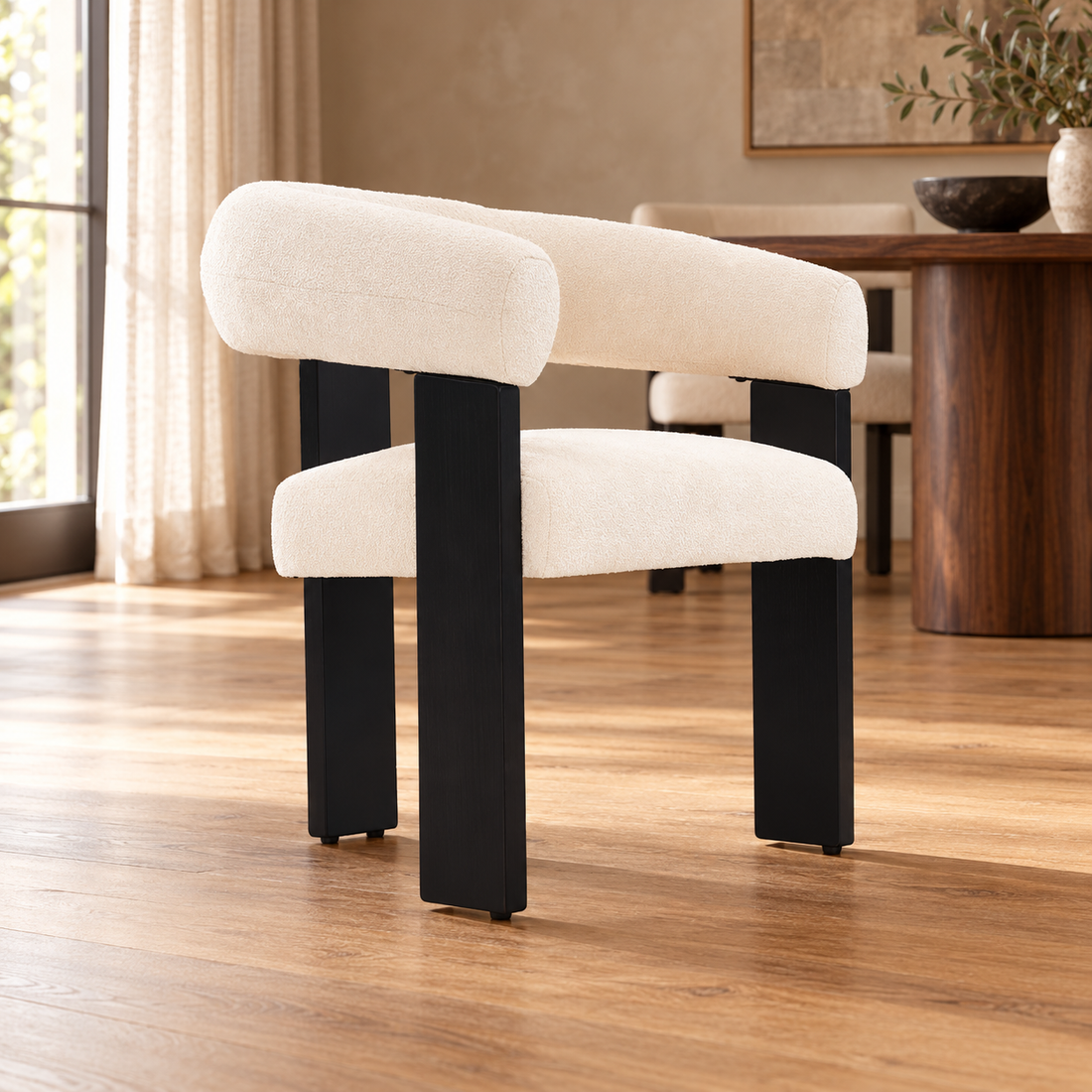 Stoel SARA zwarte poten elegant creme stof – sfeerimpressie